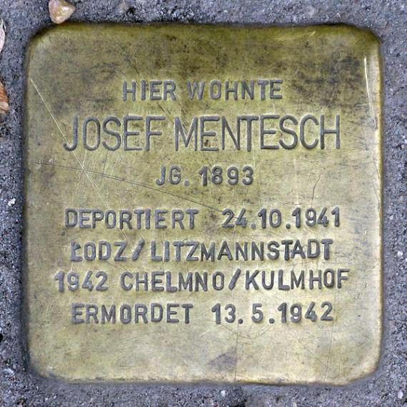 https://upload.wikimedia.org/wikipedia/commons/thumb/a/a3/Stolperstein.Mitte.Ohmstra%C3%9Fe_1.Josef_Mentesch.2100.jpg/600px-Stolperstein.Mitte.Ohmstra%C3%9Fe_1.Josef_Mentesch.2100.jpg