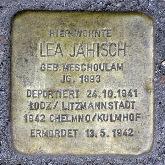 https://upload.wikimedia.org/wikipedia/commons/thumb/c/c6/Stolperstein.Mitte.Ohmstra%C3%9Fe_1.Lea_Jahisch.2103.jpg/600px-Stolperstein.Mitte.Ohmstra%C3%9Fe_1.Lea_Jahisch.2103.jpg