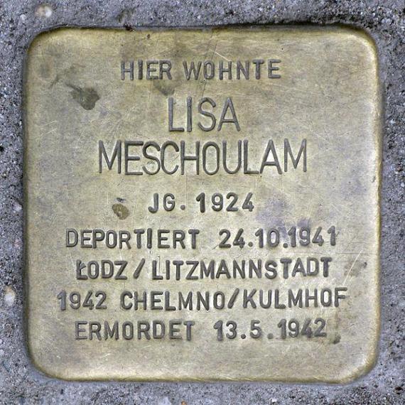 https://upload.wikimedia.org/wikipedia/commons/thumb/5/5d/Stolperstein.Mitte.Ohmstra%C3%9Fe_1.Lisa_Meschoulam.2112.jpg/600px-Stolperstein.Mitte.Ohmstra%C3%9Fe_1.Lisa_Meschoulam.2112.jpg