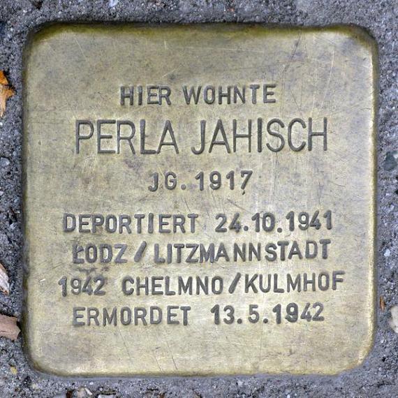 https://upload.wikimedia.org/wikipedia/commons/thumb/a/a9/Stolperstein.Mitte.Ohmstra%C3%9Fe_1.Perla_Jahisch.2109.jpg/600px-Stolperstein.Mitte.Ohmstra%C3%9Fe_1.Perla_Jahisch.2109.jpg