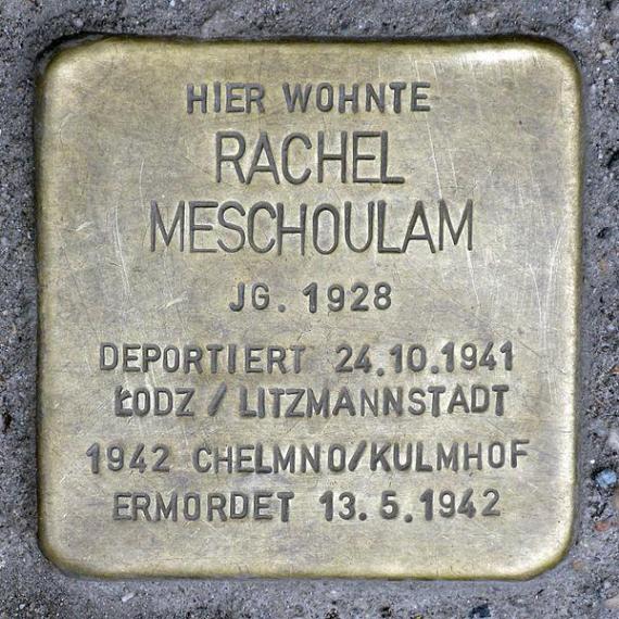 https://upload.wikimedia.org/wikipedia/commons/thumb/0/06/Stolperstein.Mitte.Ohmstra%C3%9Fe_1.Rachel_Meschoulam.2120.jpg/600px-Stolperstein.Mitte.Ohmstra%C3%9Fe_1.Rachel_Meschoulam.2120.jpg