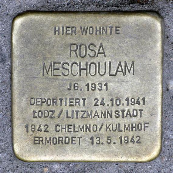 https://upload.wikimedia.org/wikipedia/commons/thumb/a/a2/Stolperstein.Mitte.Ohmstra%C3%9Fe_1.Rosa_Meschoulam.2124.jpg/600px-Stolperstein.Mitte.Ohmstra%C3%9Fe_1.Rosa_Meschoulam.2124.jpg