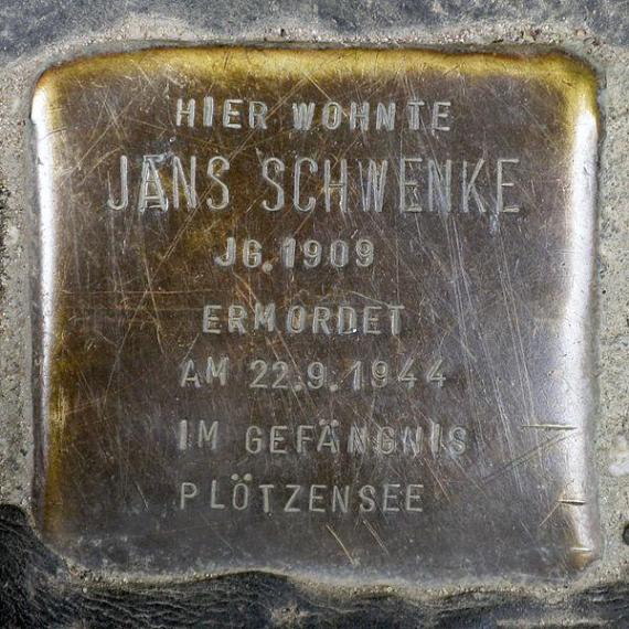 https://upload.wikimedia.org/wikipedia/commons/thumb/5/5d/Stolperstein.Mitte.Ohmstra%C3%9Fe_10.Jans_Schwenke.2166.jpg/600px-Stolperstein.Mitte.Ohmstra%C3%9Fe_10.Jans_Schwenke.2166.jpg