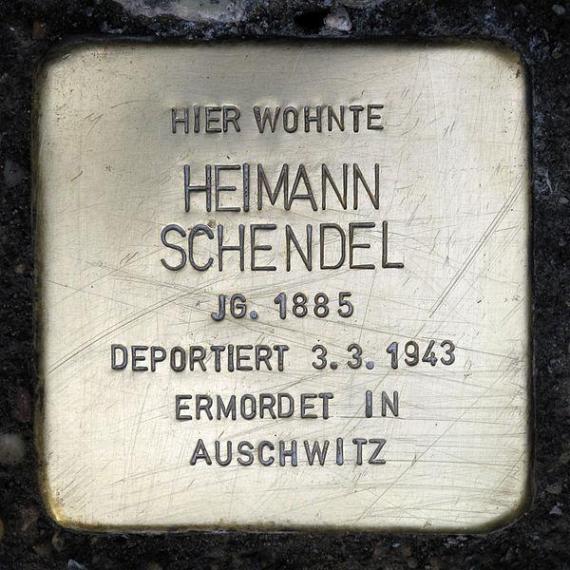 https://upload.wikimedia.org/wikipedia/commons/thumb/b/b8/Stolperstein.Mitte.Poststra%C3%9Fe_12.Heimann_Schendel.0107.jpg/600px-Stolperstein.Mitte.Poststra%C3%9Fe_12.Heimann_Schendel.0107.jpg