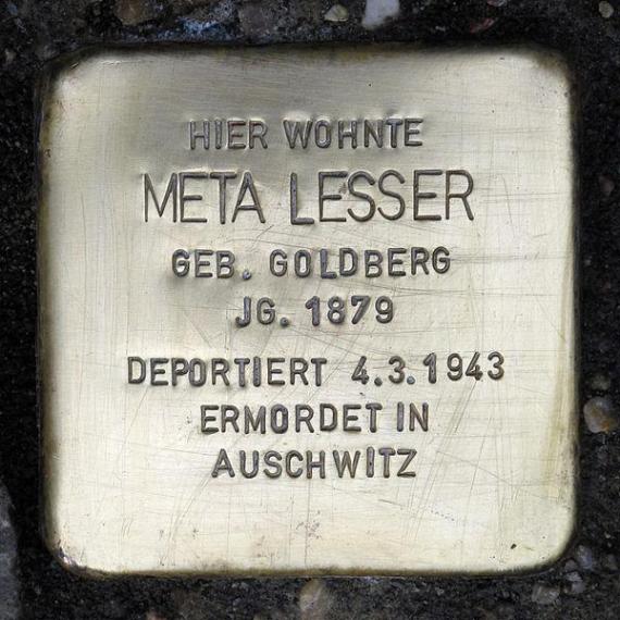 https://upload.wikimedia.org/wikipedia/commons/thumb/1/1b/Stolperstein.Mitte.Poststra%C3%9Fe_12.Meta_Lesser.0101.jpg/600px-Stolperstein.Mitte.Poststra%C3%9Fe_12.Meta_Lesser.0101.jpg