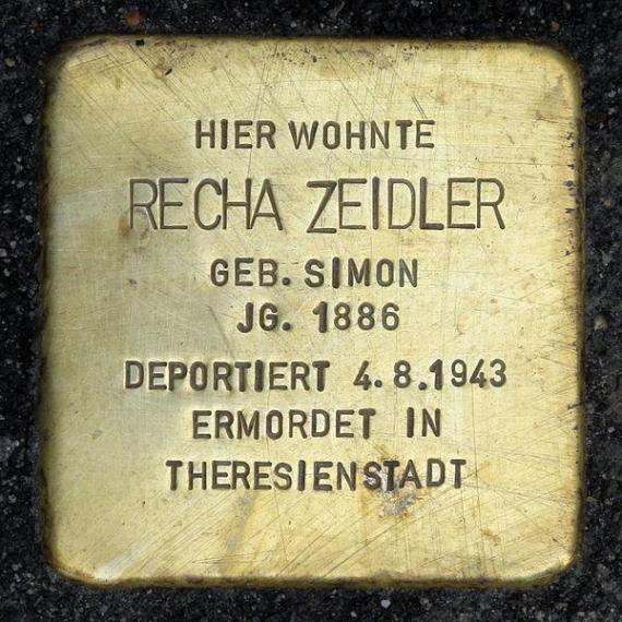 https://upload.wikimedia.org/wikipedia/commons/thumb/a/a8/Stolperstein.Mitte.Poststra%C3%9Fe_20.Recha_Zeidler.0082.jpg/600px-Stolperstein.Mitte.Poststra%C3%9Fe_20.Recha_Zeidler.0082.jpg