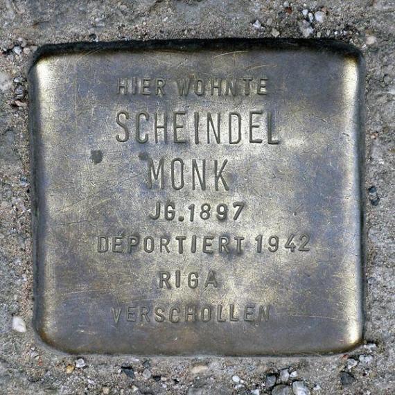 https://upload.wikimedia.org/wikipedia/commons/thumb/c/c5/Stolperstein.Mitte.R%C3%BCckerstra%C3%9Fe_1.Scheindel_Monk.3495.jpg/600px-Stolperstein.Mitte.R%C3%BCckerstra%C3%9Fe_1.Scheindel_Monk.3495.jpg