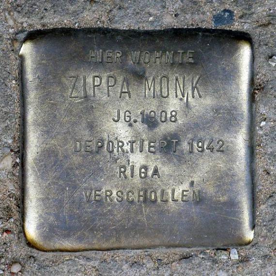 https://upload.wikimedia.org/wikipedia/commons/thumb/3/39/Stolperstein.Mitte.R%C3%BCckerstra%C3%9Fe_1.Zippa_Monk.3493.jpg/600px-Stolperstein.Mitte.R%C3%BCckerstra%C3%9Fe_1.Zippa_Monk.3493.jpg