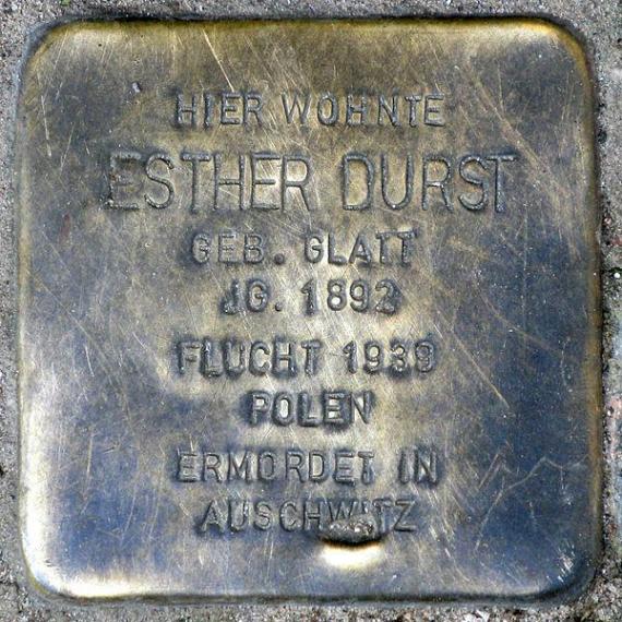 https://upload.wikimedia.org/wikipedia/commons/thumb/0/0d/Stolperstein.Mitte.R%C3%BCckerstra%C3%9Fe_7.Esther_Durst.5379.jpg/600px-Stolperstein.Mitte.R%C3%BCckerstra%C3%9Fe_7.Esther_Durst.5379.jpg