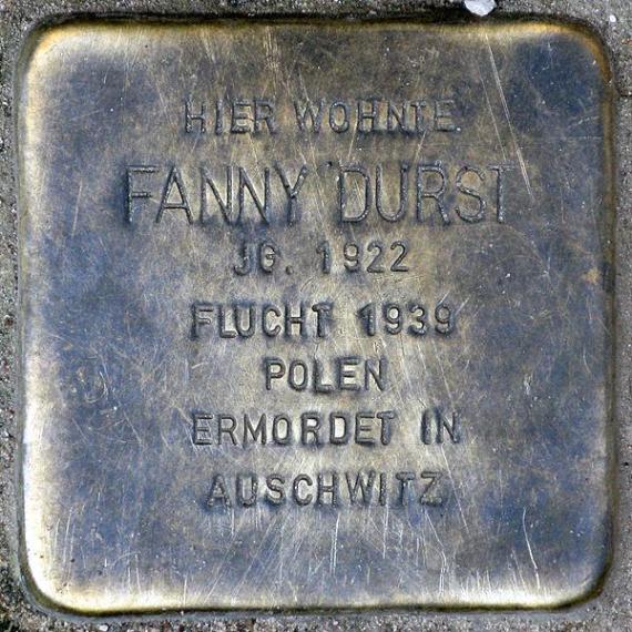 https://upload.wikimedia.org/wikipedia/commons/thumb/2/24/Stolperstein.Mitte.R%C3%BCckerstra%C3%9Fe_7.Fanny_Durst.5386.jpg/600px-Stolperstein.Mitte.R%C3%BCckerstra%C3%9Fe_7.Fanny_Durst.5386.jpg