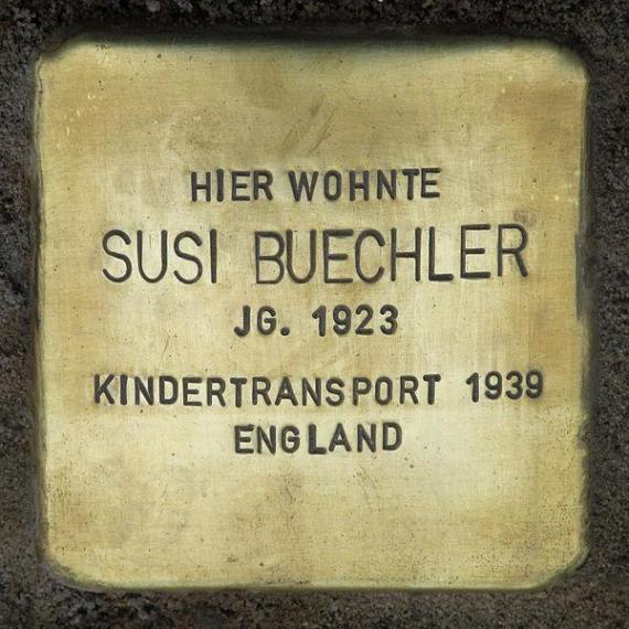 https://upload.wikimedia.org/wikipedia/commons/thumb/d/d5/Stolperstein.Mitte.Rungestra%C3%9Fe_17.Susi_Buechler.4643.jpg/600px-Stolperstein.Mitte.Rungestra%C3%9Fe_17.Susi_Buechler.4643.jpg