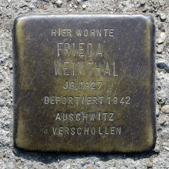 https://upload.wikimedia.org/wikipedia/commons/thumb/4/4c/Stolperstein.Mitte.Schillingstra%C3%9Fe_14.Frieda_Weinthal.2501.jpg/600px-Stolperstein.Mitte.Schillingstra%C3%9Fe_14.Frieda_Weinthal.2501.jpg