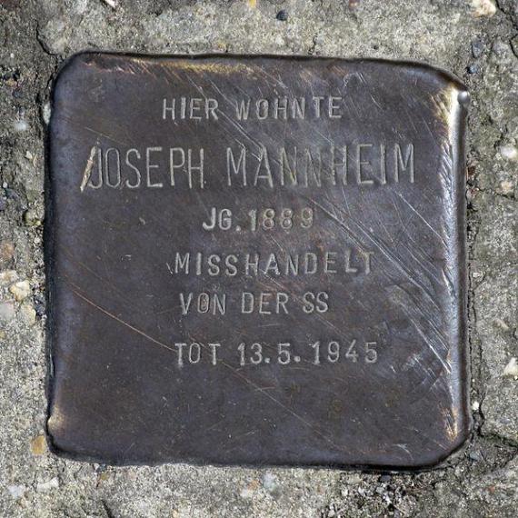 https://upload.wikimedia.org/wikipedia/commons/thumb/7/7d/Stolperstein.Mitte.Schillingstra%C3%9Fe_1A.Joseph_Mannheim.3624.jpg/600px-Stolperstein.Mitte.Schillingstra%C3%9Fe_1A.Joseph_Mannheim.3624.jpg