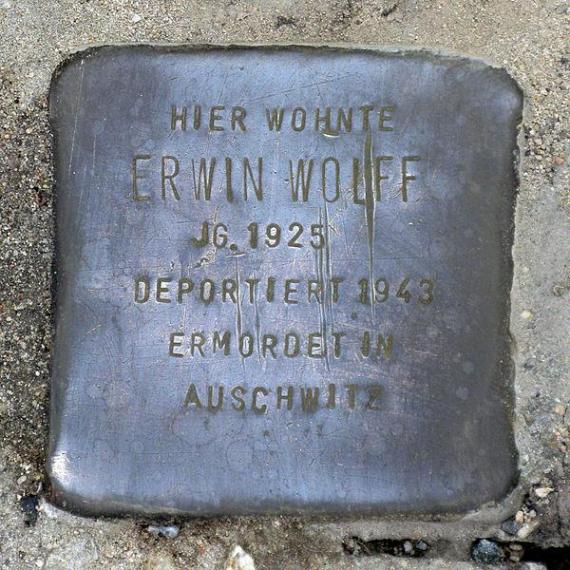 https://upload.wikimedia.org/wikipedia/commons/thumb/b/b7/Stolperstein.Mitte.Schmidstra%C3%9Fe_2a.Erwin_Wolff.3619.jpg/600px-Stolperstein.Mitte.Schmidstra%C3%9Fe_2a.Erwin_Wolff.3619.jpg