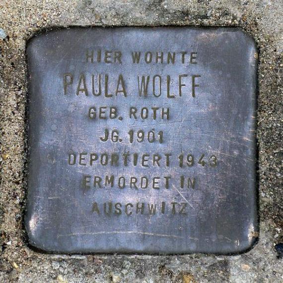 https://upload.wikimedia.org/wikipedia/commons/thumb/b/b3/Stolperstein.Mitte.Schmidstra%C3%9Fe_2a.Paula_Wolff.3616.jpg/600px-Stolperstein.Mitte.Schmidstra%C3%9Fe_2a.Paula_Wolff.3616.jpg