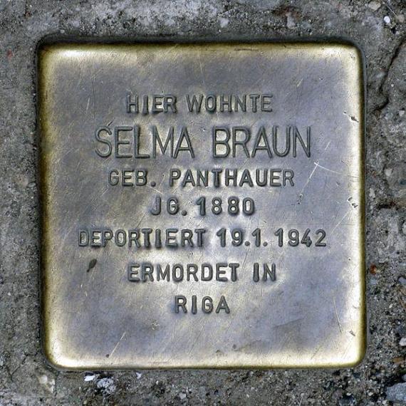 https://upload.wikimedia.org/wikipedia/commons/thumb/1/11/Stolperstein.Mitte.Schr%C3%B6derstra%C3%9Fe_2.Selma_Braun.3918.jpg/600px-Stolperstein.Mitte.Schr%C3%B6derstra%C3%9Fe_2.Selma_Braun.3918.jpg