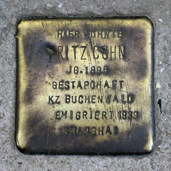 https://upload.wikimedia.org/wikipedia/commons/thumb/0/0c/Stolperstein.Mitte.Seydelstra%C3%9Fe_21.Fritz_Cohn.3730.jpg/600px-Stolperstein.Mitte.Seydelstra%C3%9Fe_21.Fritz_Cohn.3730.jpg