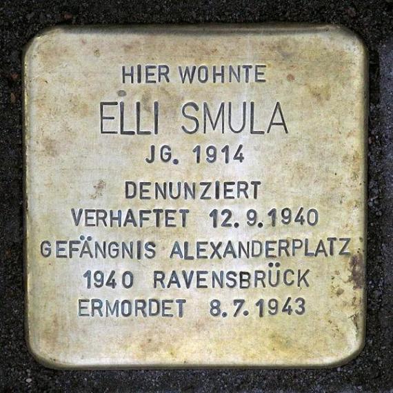 https://upload.wikimedia.org/wikipedia/commons/thumb/f/fc/Stolperstein.Mitte.Singerstra%C3%9Fe_1.Elli_Smula.5836.jpg/600px-Stolperstein.Mitte.Singerstra%C3%9Fe_1.Elli_Smula.5836.jpg