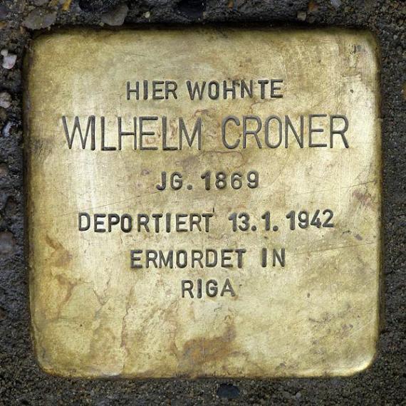 https://upload.wikimedia.org/wikipedia/commons/thumb/c/ca/Stolperstein.Mitte.Spreeufer_3.Wilhelm_Croner.0287.jpg/600px-Stolperstein.Mitte.Spreeufer_3.Wilhelm_Croner.0287.jpg