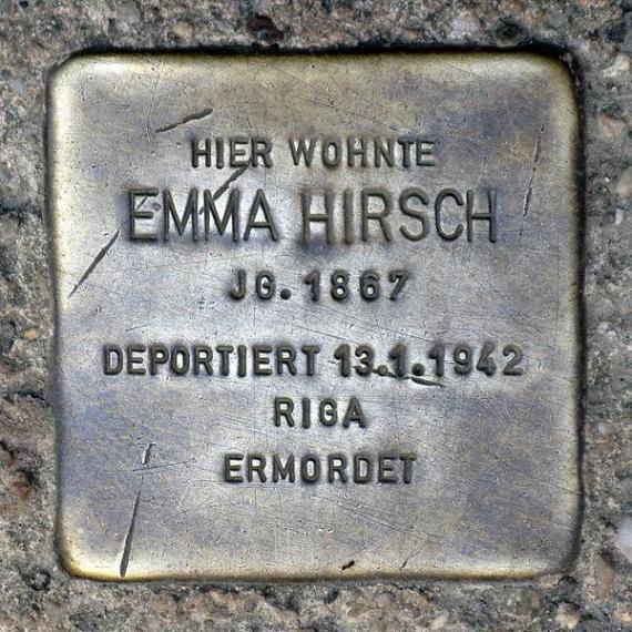 https://upload.wikimedia.org/wikipedia/commons/thumb/2/23/Stolperstein.Mitte.Steinstra%C3%9Fe_26.Emma_Hirsch.4650.jpg/600px-Stolperstein.Mitte.Steinstra%C3%9Fe_26.Emma_Hirsch.4650.jpg