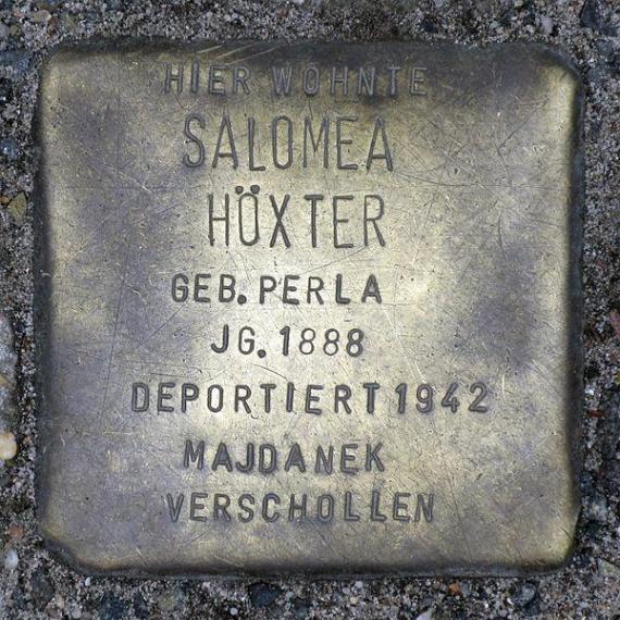 https://upload.wikimedia.org/wikipedia/commons/thumb/9/99/Stolperstein.Mitte.Tucholskystra%C3%9Fe_11.Salomea_H%C3%B6xter.1746.jpg/600px-Stolperstein.Mitte.Tucholskystra%C3%9Fe_11.Salomea_H%C3%B6xter.1746.jpg