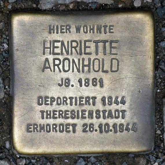 https://upload.wikimedia.org/wikipedia/commons/thumb/f/fd/Stolperstein.Mitte.Tucholskystra%C3%9Fe_38.Henriette_Aronhold.1732.jpg/600px-Stolperstein.Mitte.Tucholskystra%C3%9Fe_38.Henriette_Aronhold.1732.jpg