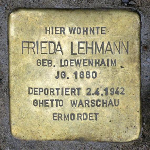 https://upload.wikimedia.org/wikipedia/commons/thumb/4/4a/Stolperstein.Mitte.Tucholskystra%C3%9Fe_41.Frieda_Lehmann.1708.jpg/600px-Stolperstein.Mitte.Tucholskystra%C3%9Fe_41.Frieda_Lehmann.1708.jpg