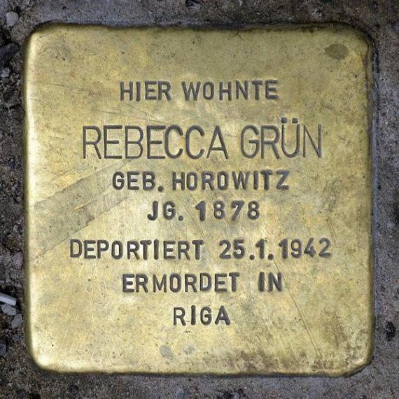 https://upload.wikimedia.org/wikipedia/commons/thumb/b/b3/Stolperstein.Mitte.Tucholskystra%C3%9Fe_41.Rebecca_Gr%C3%BCn.1692.jpg/600px-Stolperstein.Mitte.Tucholskystra%C3%9Fe_41.Rebecca_Gr%C3%BCn.1692.jpg