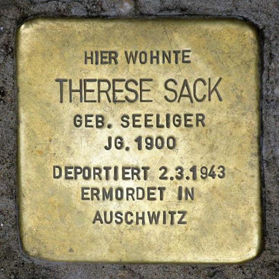 https://upload.wikimedia.org/wikipedia/commons/thumb/c/c3/Stolperstein.Mitte.Tucholskystra%C3%9Fe_41.Therese_Sack.1711.jpg/600px-Stolperstein.Mitte.Tucholskystra%C3%9Fe_41.Therese_Sack.1711.jpg