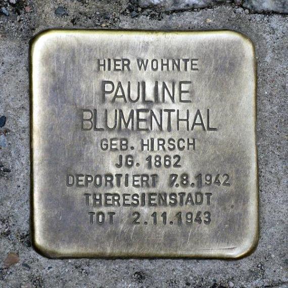 https://upload.wikimedia.org/wikipedia/commons/thumb/6/63/Stolperstein.Mitte.Veteranenstra%C3%9Fe_10.Pauline_Blumenthal.3249.jpg/600px-Stolperstein.Mitte.Veteranenstra%C3%9Fe_10.Pauline_Blumenthal.3249.jpg