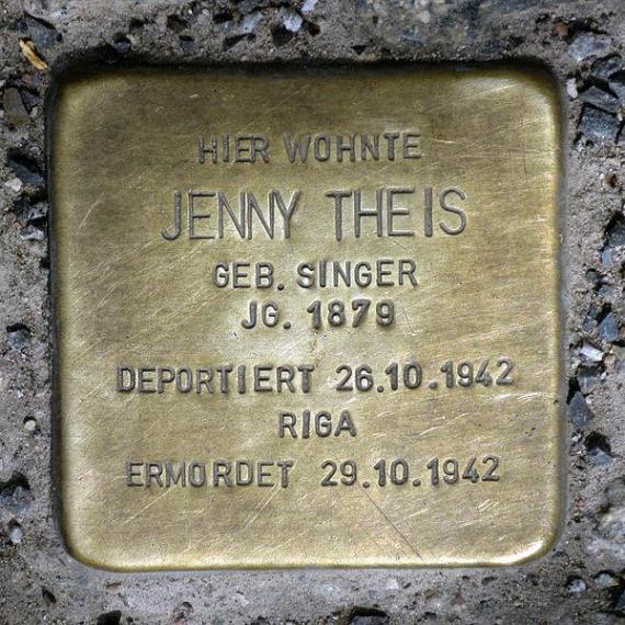 https://upload.wikimedia.org/wikipedia/commons/thumb/9/9f/Stolperstein.Mitte.Veteranenstra%C3%9Fe_26.Jenny_Theis.3297.jpg/600px-Stolperstein.Mitte.Veteranenstra%C3%9Fe_26.Jenny_Theis.3297.jpg