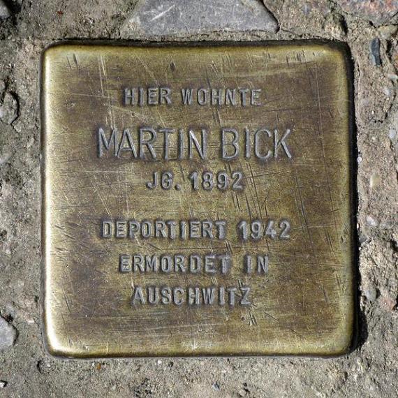 https://upload.wikimedia.org/wikipedia/commons/thumb/9/9d/Stolperstein.Mitte.Zionskirchstra%C3%9Fe_32.Martin_Bick.3242.jpg/600px-Stolperstein.Mitte.Zionskirchstra%C3%9Fe_32.Martin_Bick.3242.jpg