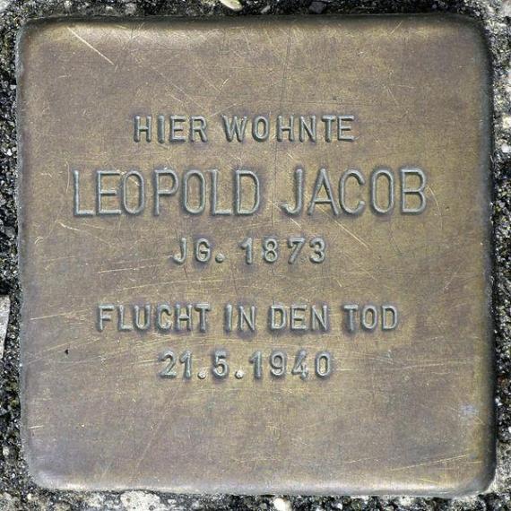 https://upload.wikimedia.org/wikipedia/commons/thumb/7/74/Stolperstein.Niedersch%C3%B6nhausen.Treskowstra%C3%9Fe_1.Leopold_Jacob.0407.jpg/600px-Stolperstein.Niedersch%C3%B6nhausen.Treskowstra%C3%9Fe_1.Leopold_Jacob.0407.jpg