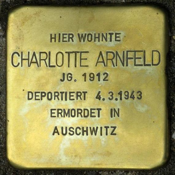 https://upload.wikimedia.org/wikipedia/commons/thumb/c/ca/Stolperstein.Pankow.Binzstra%C3%9Fe_66.Charlotte_Arnfeld.7800.jpg/600px-Stolperstein.Pankow.Binzstra%C3%9Fe_66.Charlotte_Arnfeld.7800.jpg