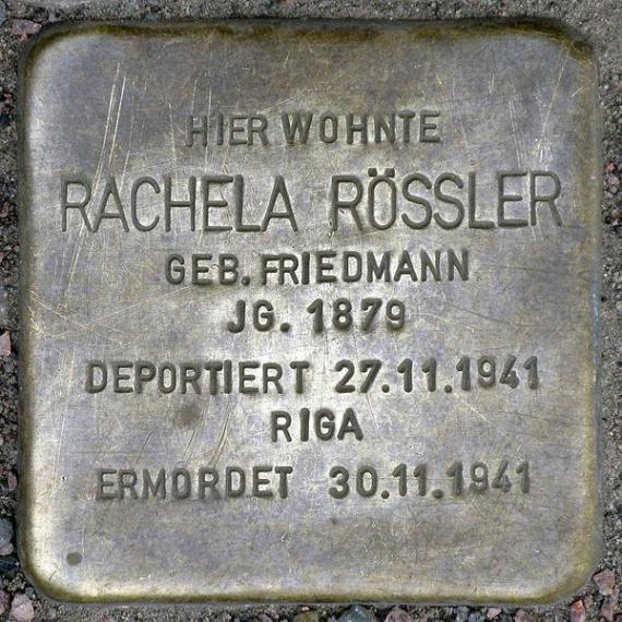 https://upload.wikimedia.org/wikipedia/commons/thumb/f/f9/Stolperstein.Pankow.G%C3%B6rschstra%C3%9Fe_41.Rachela_R%C3%B6ssler.0327.jpg/600px-Stolperstein.Pankow.G%C3%B6rschstra%C3%9Fe_41.Rachela_R%C3%B6ssler.0327.jpg