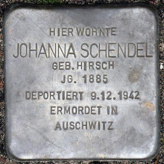 https://upload.wikimedia.org/wikipedia/commons/thumb/9/99/Stolperstein.Pankow.Hallandstra%C3%9Fe_12.Johanna_Schendel.5904.jpg/600px-Stolperstein.Pankow.Hallandstra%C3%9Fe_12.Johanna_Schendel.5904.jpg