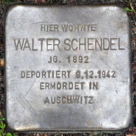 https://upload.wikimedia.org/wikipedia/commons/thumb/f/ff/Stolperstein.Pankow.Hallandstra%C3%9Fe_12.Walter_Schendel.5895.jpg/600px-Stolperstein.Pankow.Hallandstra%C3%9Fe_12.Walter_Schendel.5895.jpg