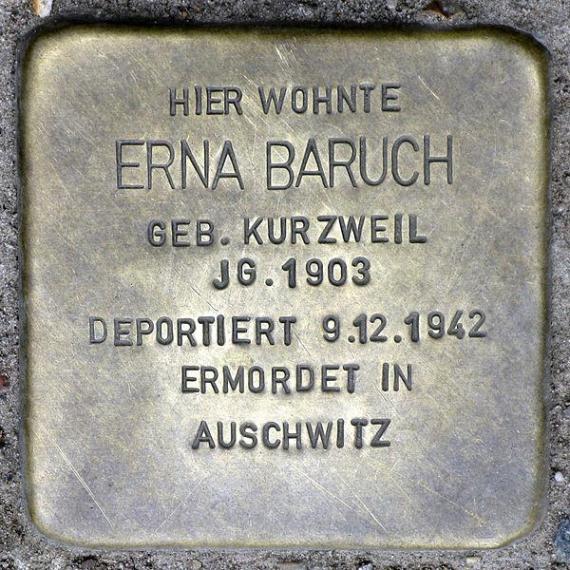 https://upload.wikimedia.org/wikipedia/commons/thumb/1/10/Stolperstein.Pankow.Schulzestra%C3%9Fe_14.Erna_Baruch.0373.jpg/600px-Stolperstein.Pankow.Schulzestra%C3%9Fe_14.Erna_Baruch.0373.jpg