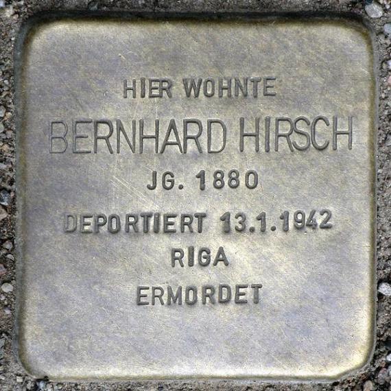 https://upload.wikimedia.org/wikipedia/commons/thumb/1/12/Stolperstein.Pankow.Schulzestra%C3%9Fe_15.Bernhard_Hirsch.0354.jpg/600px-Stolperstein.Pankow.Schulzestra%C3%9Fe_15.Bernhard_Hirsch.0354.jpg