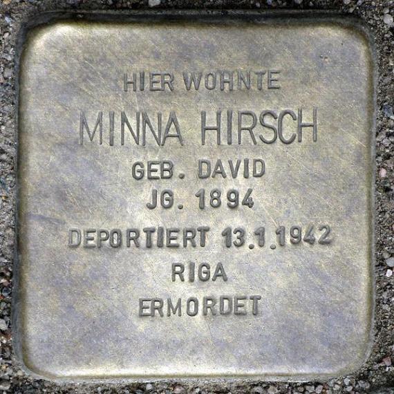 https://upload.wikimedia.org/wikipedia/commons/thumb/9/98/Stolperstein.Pankow.Schulzestra%C3%9Fe_15.Minna_Hirsch.0358.jpg/600px-Stolperstein.Pankow.Schulzestra%C3%9Fe_15.Minna_Hirsch.0358.jpg