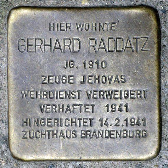 https://upload.wikimedia.org/wikipedia/commons/thumb/d/d2/Stolperstein.Rummelsburg.W%C3%B6nnichstra%C3%9Fe_103.Gerhard_Raddatz.4413.jpg/600px-Stolperstein.Rummelsburg.W%C3%B6nnichstra%C3%9Fe_103.Gerhard_Raddatz.4413.jpg