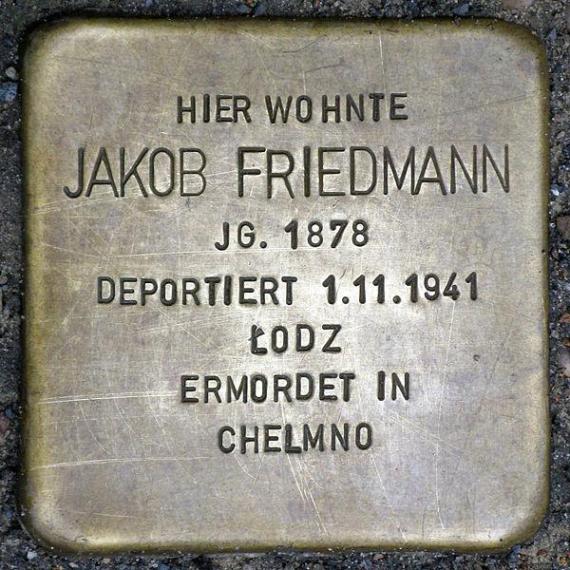 https://upload.wikimedia.org/wikipedia/commons/thumb/2/2a/Stolperstein.Sch%C3%B6neberg.Apostel-Paulus-Stra%C3%9Fe_24.Jakob_Friedmann.9309.jpg/600px-Stolperstein.Sch%C3%B6neberg.Apostel-Paulus-Stra%C3%9Fe_24.Jakob_Friedmann.9309.jpg