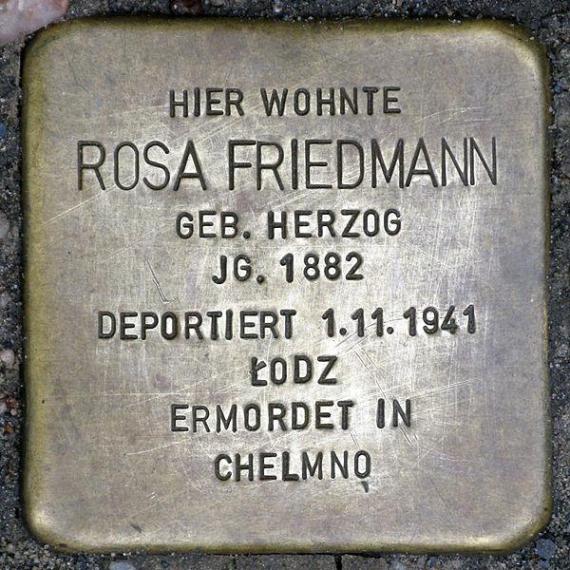 https://upload.wikimedia.org/wikipedia/commons/thumb/0/03/Stolperstein.Sch%C3%B6neberg.Apostel-Paulus-Stra%C3%9Fe_24.Rosa_Friedmann.9312.jpg/600px-Stolperstein.Sch%C3%B6neberg.Apostel-Paulus-Stra%C3%9Fe_24.Rosa_Friedmann.9312.jpg