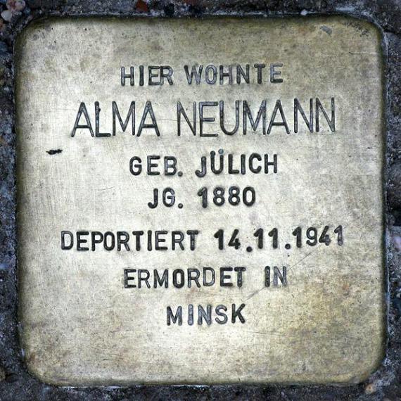 https://upload.wikimedia.org/wikipedia/commons/thumb/f/fc/Stolperstein.Sch%C3%B6neberg.Barbarossastra%C3%9Fe_43.Alma_Neumann.9422.jpg/600px-Stolperstein.Sch%C3%B6neberg.Barbarossastra%C3%9Fe_43.Alma_Neumann.9422.jpg