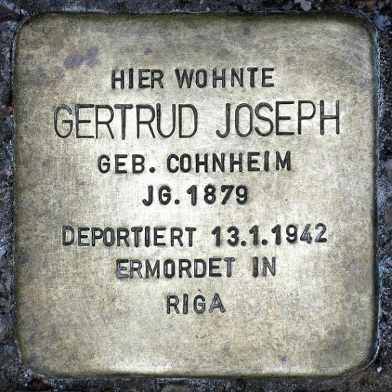 https://upload.wikimedia.org/wikipedia/commons/thumb/6/6a/Stolperstein.Sch%C3%B6neberg.Barbarossastra%C3%9Fe_43.Gertrud_Joseph.9425.jpg/600px-Stolperstein.Sch%C3%B6neberg.Barbarossastra%C3%9Fe_43.Gertrud_Joseph.9425.jpg