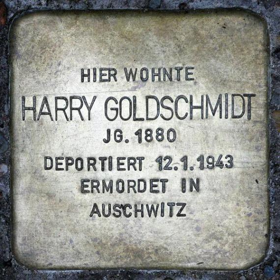 https://upload.wikimedia.org/wikipedia/commons/thumb/f/f0/Stolperstein.Sch%C3%B6neberg.Barbarossastra%C3%9Fe_43.Harry_Goldschmidt.9407.jpg/600px-Stolperstein.Sch%C3%B6neberg.Barbarossastra%C3%9Fe_43.Harry_Goldschmidt.9407.jpg