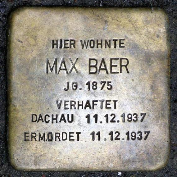 https://upload.wikimedia.org/wikipedia/commons/thumb/a/ab/Stolperstein.Sch%C3%B6neberg.Winterfeldtstra%C3%9Fe_48.Max_Baer.9271.jpg/600px-Stolperstein.Sch%C3%B6neberg.Winterfeldtstra%C3%9Fe_48.Max_Baer.9271.jpg