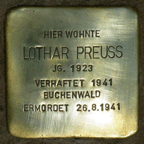 https://upload.wikimedia.org/wikipedia/commons/thumb/8/8d/Stolperstein.Tiergarten.L%C3%BCtzowstra%C3%9Fe_15.Lothar_Preuss.6041.jpg/600px-Stolperstein.Tiergarten.L%C3%BCtzowstra%C3%9Fe_15.Lothar_Preuss.6041.jpg