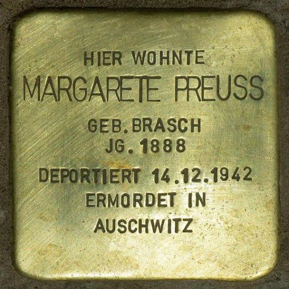 https://upload.wikimedia.org/wikipedia/commons/thumb/4/44/Stolperstein.Tiergarten.L%C3%BCtzowstra%C3%9Fe_15.Margarete_Preuss.6025.jpg/600px-Stolperstein.Tiergarten.L%C3%BCtzowstra%C3%9Fe_15.Margarete_Preuss.6025.jpg