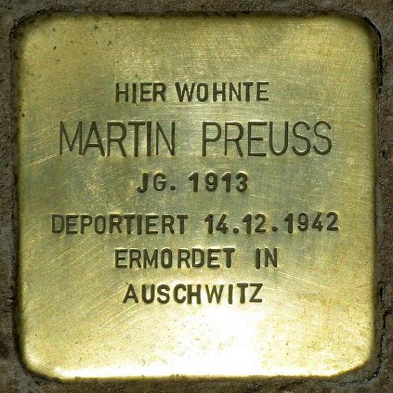 https://upload.wikimedia.org/wikipedia/commons/thumb/b/b9/Stolperstein.Tiergarten.L%C3%BCtzowstra%C3%9Fe_15.Martin_Preuss.6048.jpg/600px-Stolperstein.Tiergarten.L%C3%BCtzowstra%C3%9Fe_15.Martin_Preuss.6048.jpg